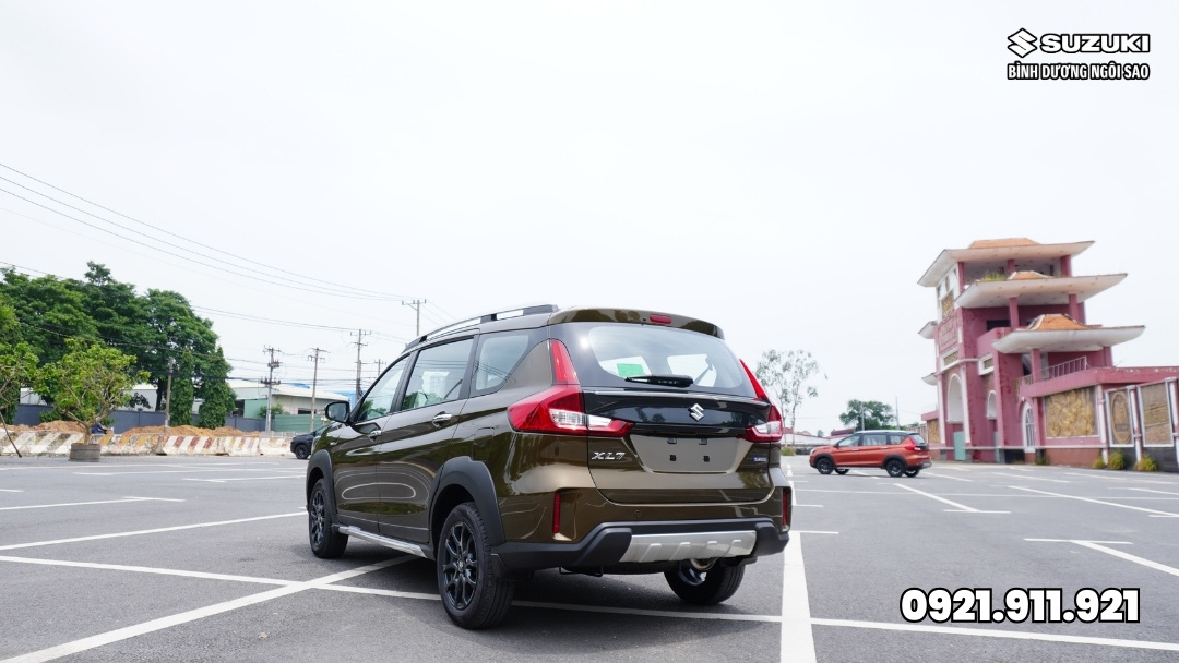 Suzuki-Xl7-Hybrid-Mau-Xanh-Khaki-Review