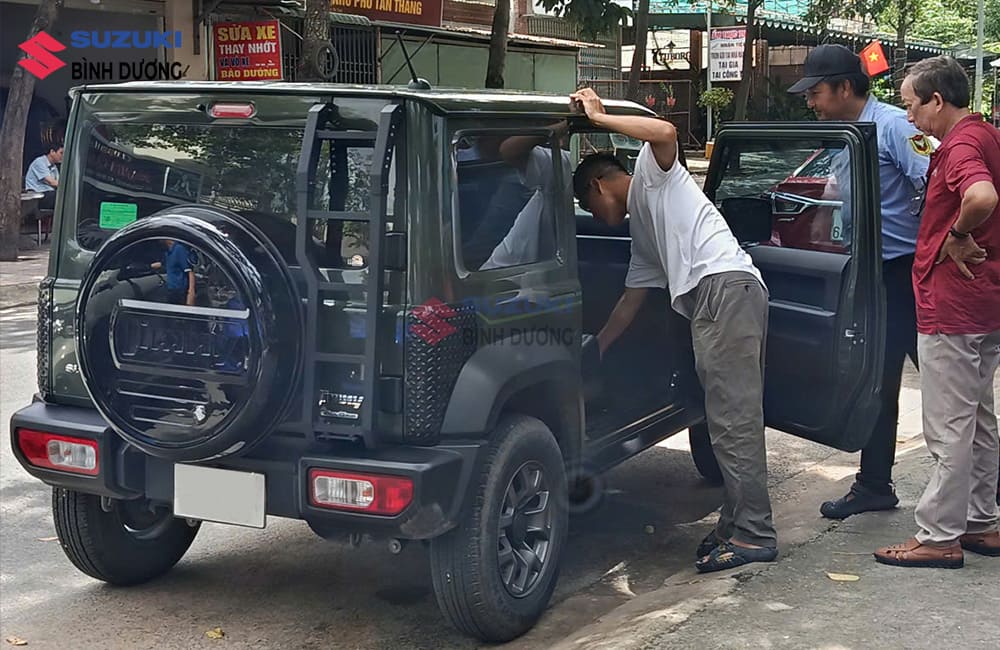xe Suzuki Jimny off road
