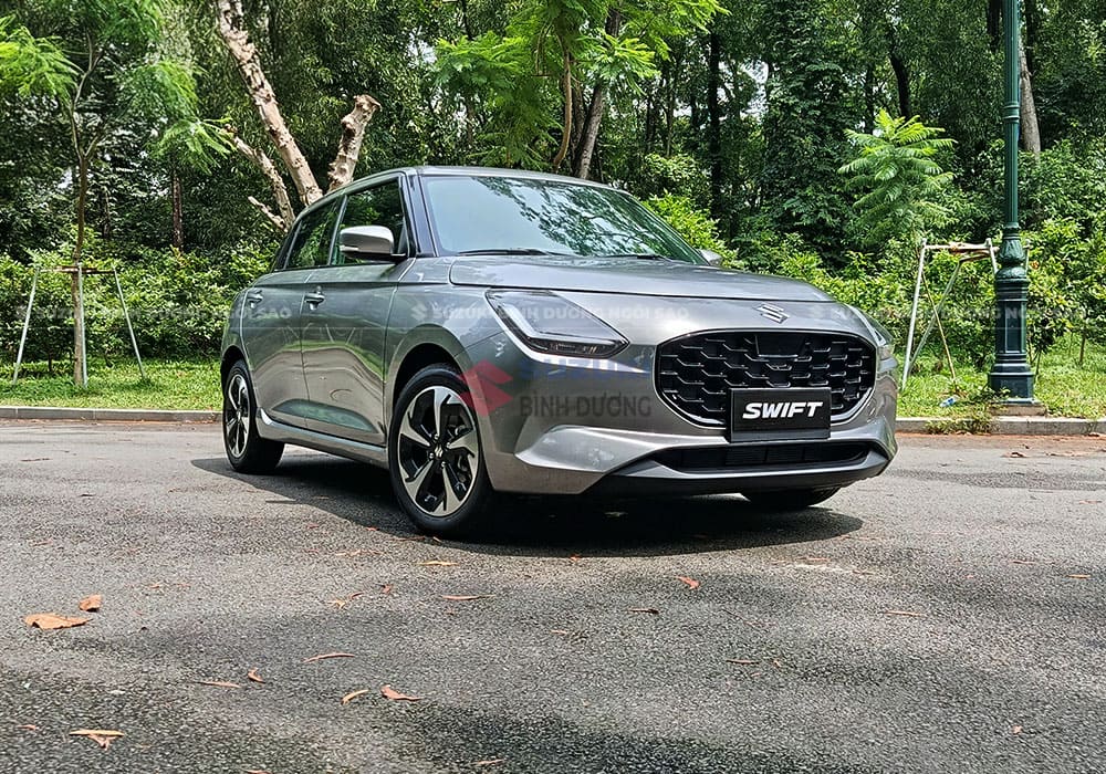xe Swift màu bạc với cảnh báo lệch làn đường LDW xe Swift màu bạc với cảnh báo lệch làn đường LDW
