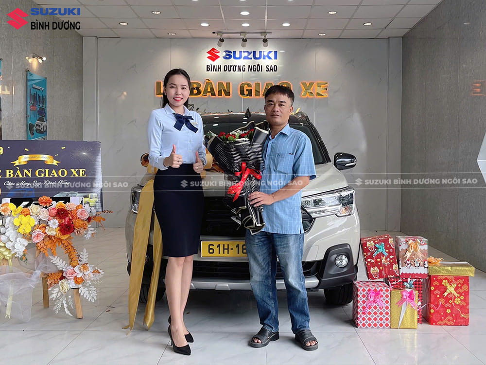 Hình ảnh anh Hoàng sử dụng Suzuki XL7 làm xe taxi dịch vụ, đáp ứng nhu cầu vận chuyển khách.