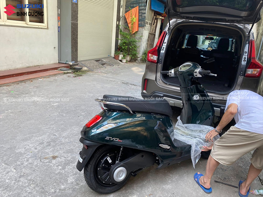 Anh Minh ở Quận 3, Hồ Chí Minh đánh giá cao động cơ Suzuki XL7 Hybrid tiết kiệm xăng chỉ 6.81L/100km khi chạy dịch vụ giao hàng.