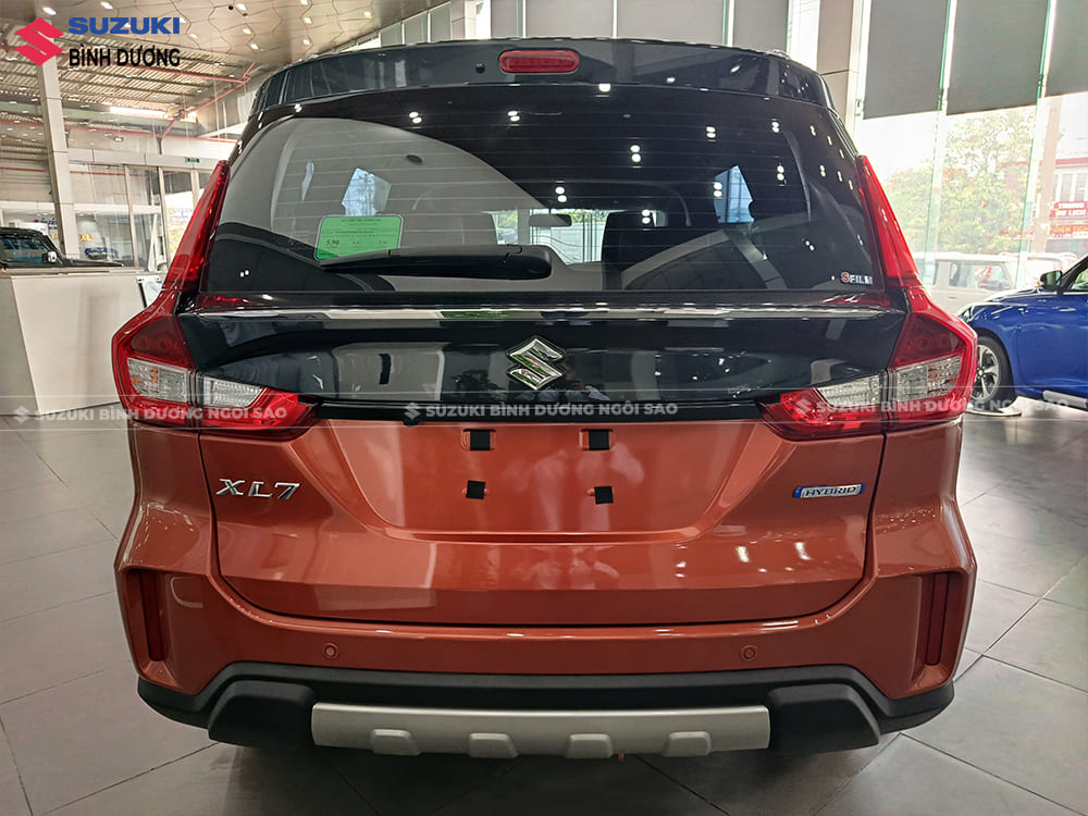 Đuôi xe Suzuki XL7 SUV 7 chỗ với camera lùi rõ nét và cảm biến an toàn