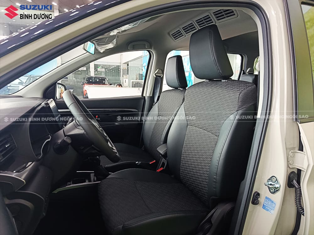 Ghế ngồi Suzuki XL7 SUV lai MPV được bọc da