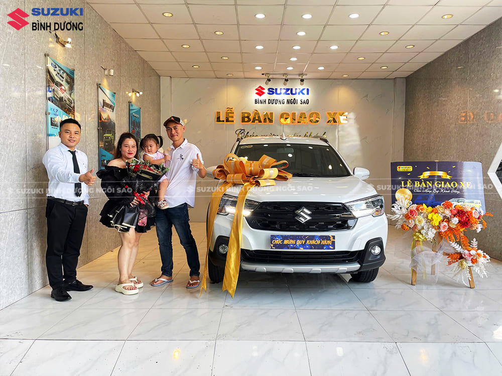 Khách hàng tại Suzuki Bình Dương nhận xe 7 chỗ Suzuki XL7 an toàn, phù hợp cho gia đình và dịch vụ vận tải