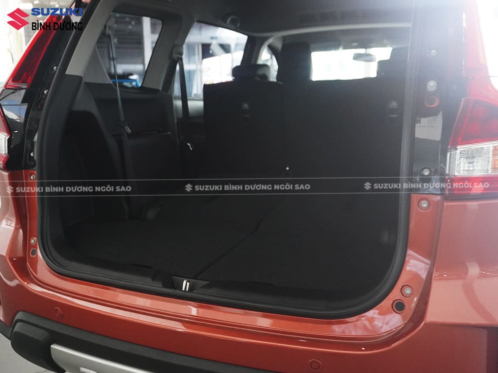 Khoang hành lý Suzuki XL7 Hybrid dễ mở rộng
