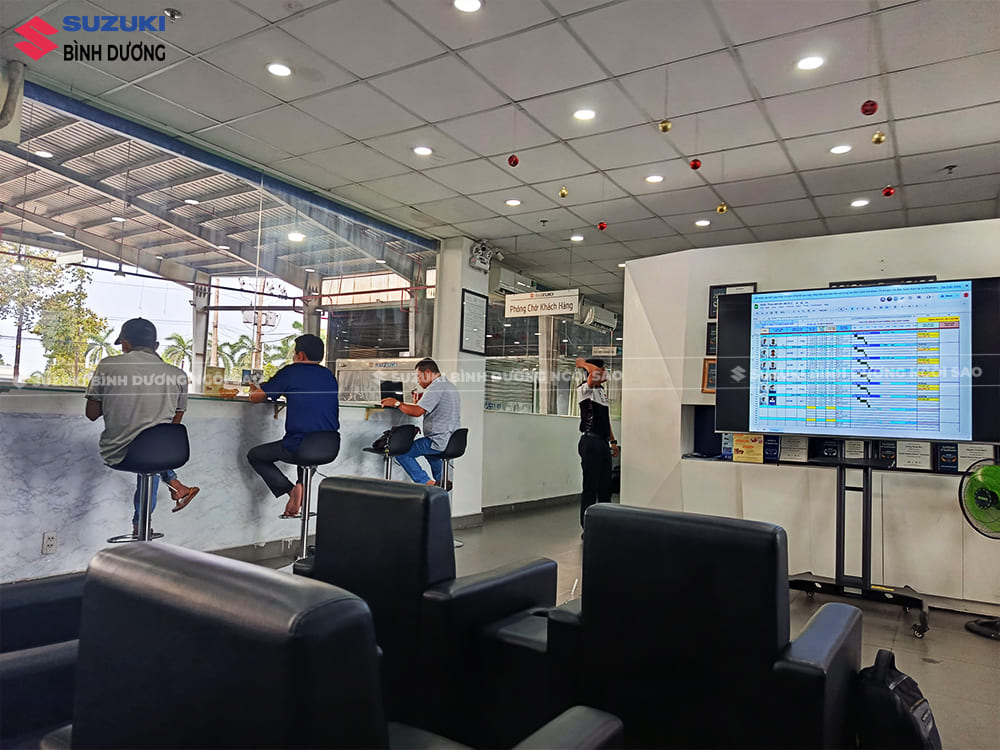 Suzuki Bình Dương sở hữu phòng chờ thoải mái, điều hòa mát mẻ và khu vực đón tiếp chuyên nghiệp cho khách bảo dưỡng xe