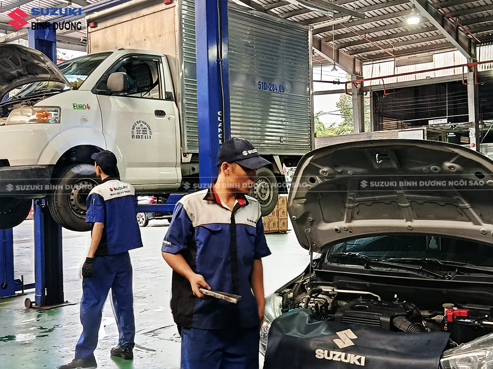 Kỹ thuật viên Suzuki Bình Dương kiểm tra định kỳ hệ thống an toàn xe Suzuki XL7 giúp đảm bảo an toàn, tiết kiệm chi phí và duy trì giá trị xe