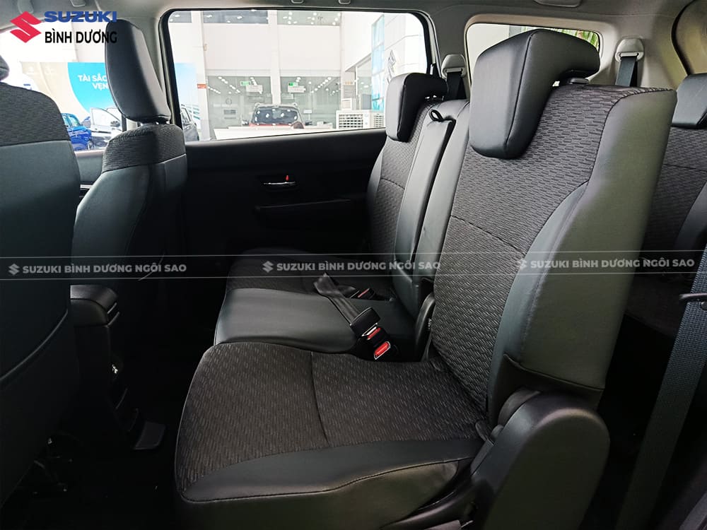 Nội thất Suzuki XL7 Hybrid với hàng ghế 2 gập 60:40