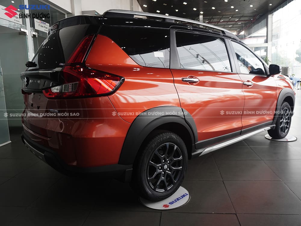 thân xe suzuki xl7 hybrid cứng cáp với các đường gân dập nỗi