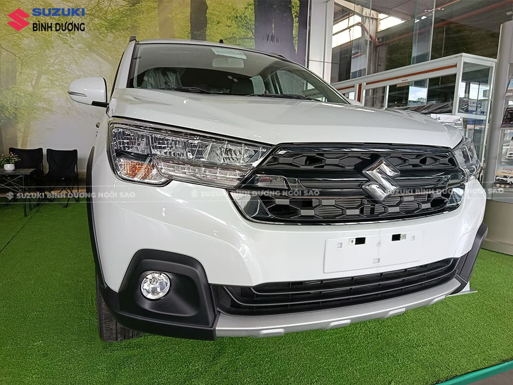 Thiết kế đầu xe Suzuki XL7 mạnh mẽ, hiện đại và đảm bảo an toàn cho người sử dụng.