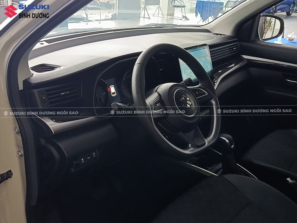 Vô-lăng Suzuki XL7 Hybrid bọc da tích hợp nút điều khiển