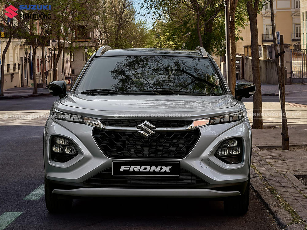 đầu xe hơi suzuki fronx với lưới tản nhiệt lớn và đèn led tách đôi hiện đại