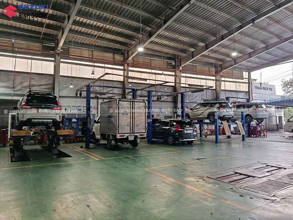 Gara Suzuki Bình Dương rộng rãi, hệ thống trang thiết bị hiện đại, hỗ trợ quá trình bảo dưỡng xe XL7, giúp xe tiết kiệm xăng và tối ưu chi phí vận hành.