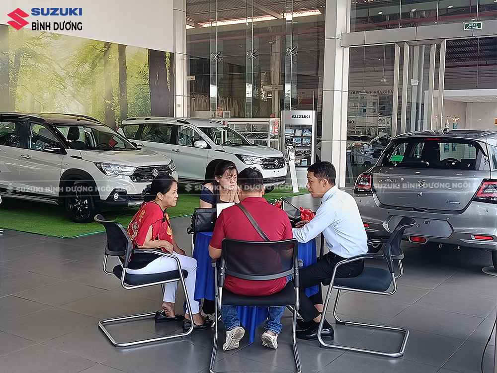 Nhân viên tư vấn Suzuki Bình Dương tận tâm giải đáp về tiết kiệm xăng của XL7 cho vợ chồng trẻ
